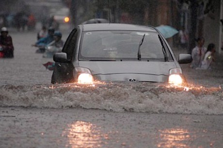 Cách lái xe khi đường ngập nước